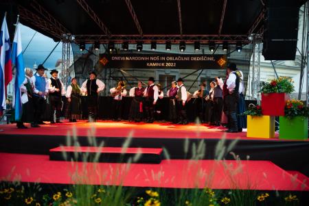 Presenetljiv odziv ob prvem dnevu praznovanja 50. Dnevov narodnih noš in oblačilne dediščine v Kamniku (9)